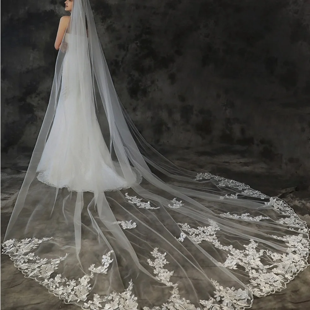 Elegant Long Bridal Veil with Lace Appliqué